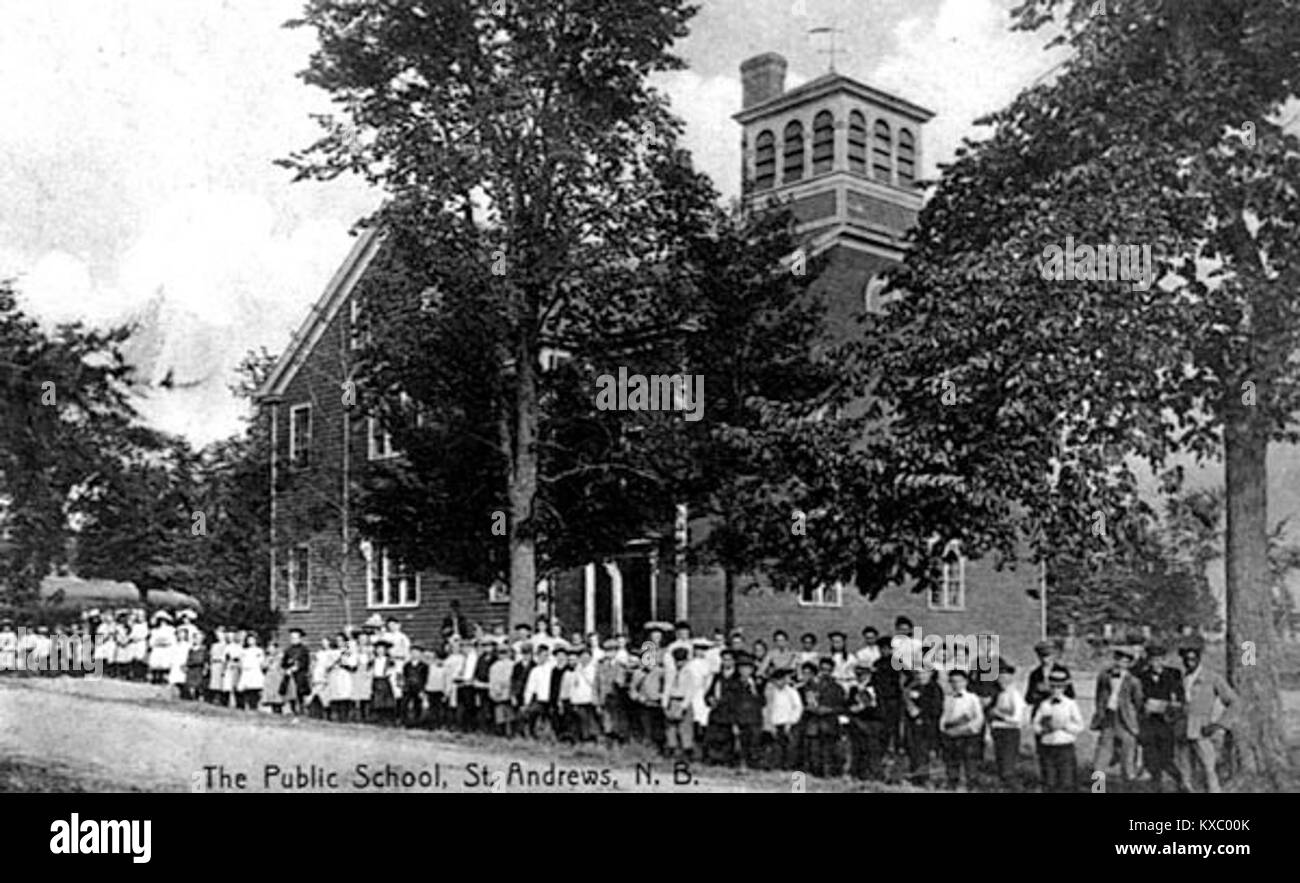 Un'immagine del 1910 etichettata "St. Andrews école", che probabilmente raffigura un edificio scolastico associato alla parrocchia di St. Andrews, che riflette l'architettura educativa e comunitaria dell'inizio del XX secolo. Foto Stock