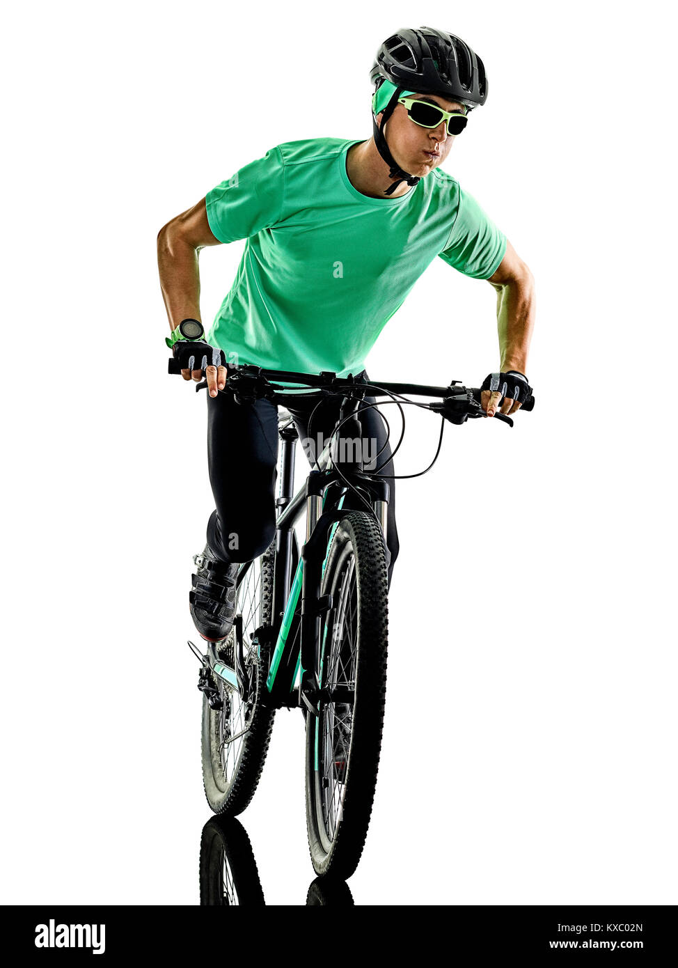 Un uomo caucasico pratica uomo mountain bike bking isolato su sfondo bianco con ombre Foto Stock