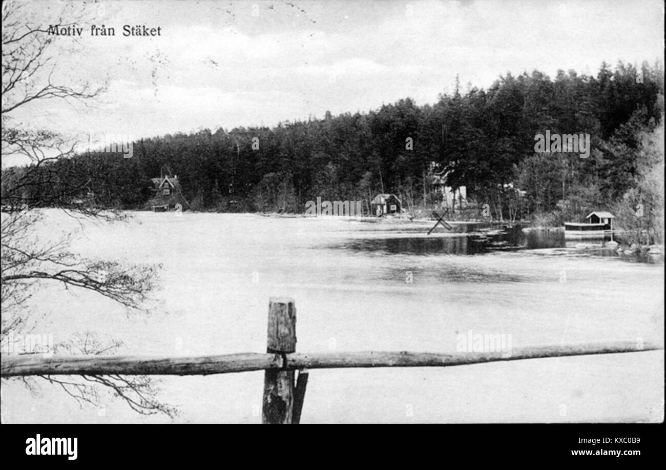 Vista del 1912 dal vecchio ponte ferroviario di Stäket, Svezia, di fronte a Kajsa Hof. L'immagine cattura le infrastrutture di trasporto dei primi anni del XX secolo e il paesaggio lungo il fiume. Foto Stock