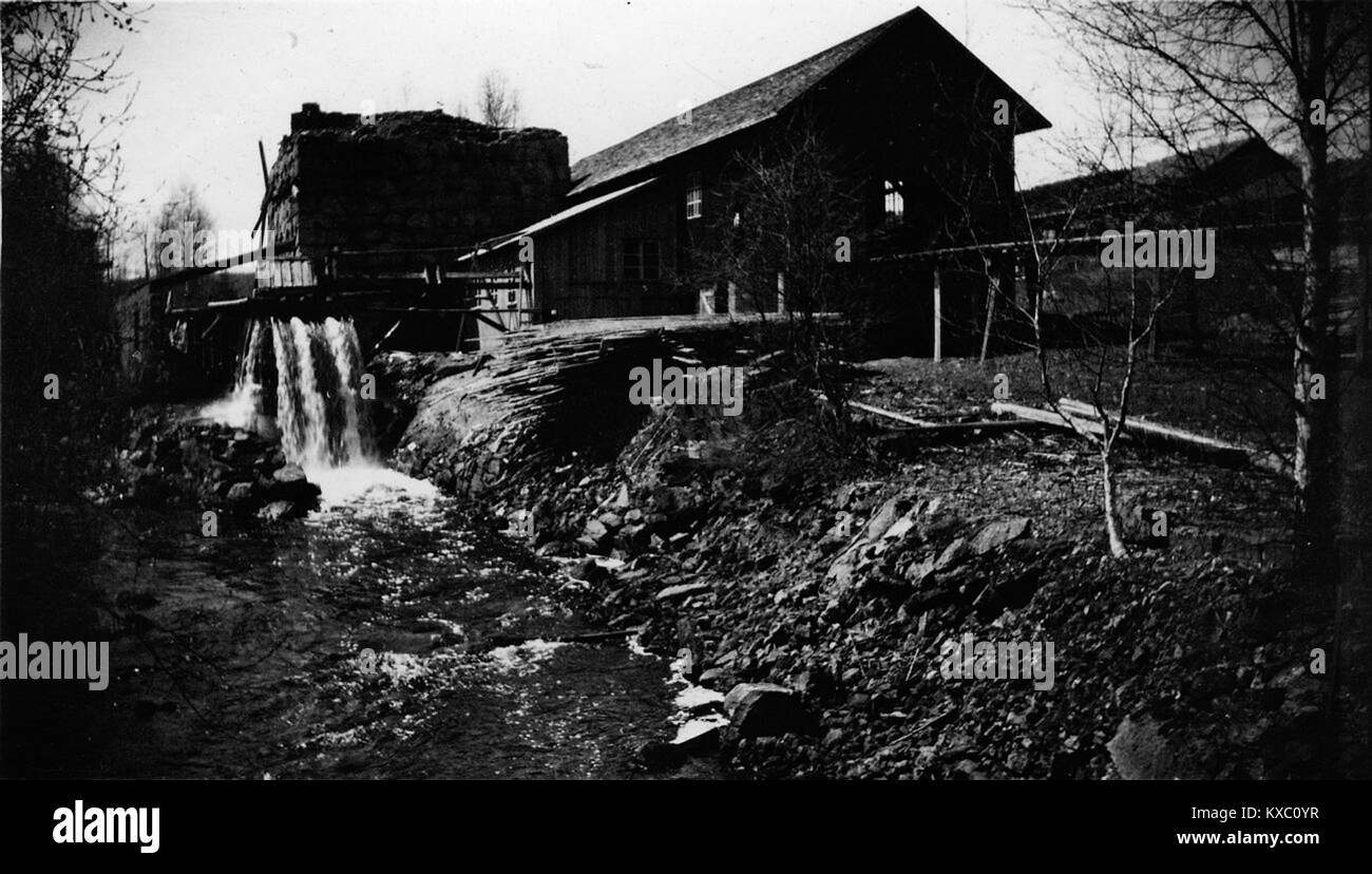 Questa fotografia mostra una tradizionale cabina di montagna svedese (stuga) risalente al 1910 circa, che illustra l'architettura rurale, la costruzione in legno e lo stile di vita dei primi anni del XX secolo nella Svezia montuosa. Foto Stock