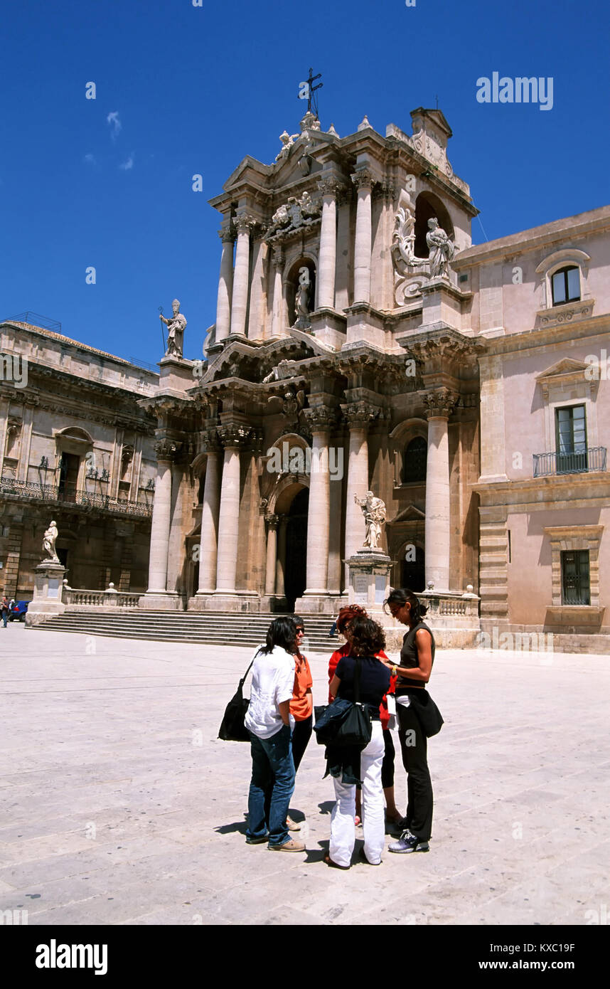 Syrakus, i turisti di fronte Kathedrale S. Maria delle Colonne, Sicilia, Italia, Europa Foto Stock