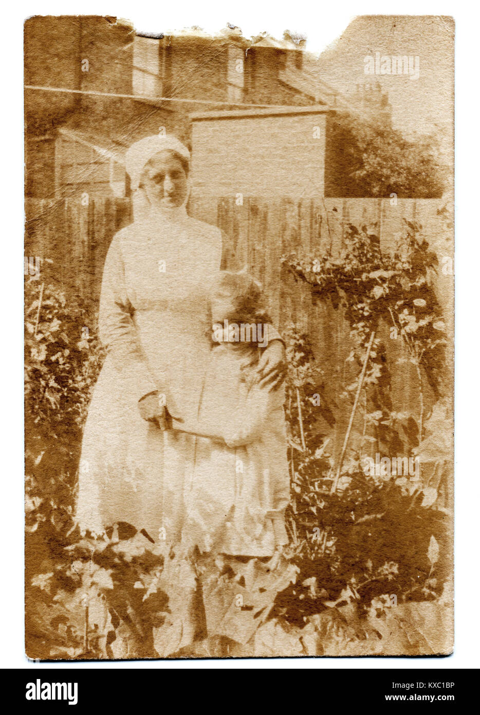 Edith Johnson nel suo VAD (aiuto volontario distacco) nurse, uniforme con la figlia di berillo, 1917. Fotografia fatta in casa loro giardino sul retro, 130 Ramuz Drive, Westcliff on Sea, Essex, Inghilterra, Regno Unito. Edith è nato nel 1879, e Beryl nel 1910, rendendoli trentotto e sette rispettivamente. Foto Stock