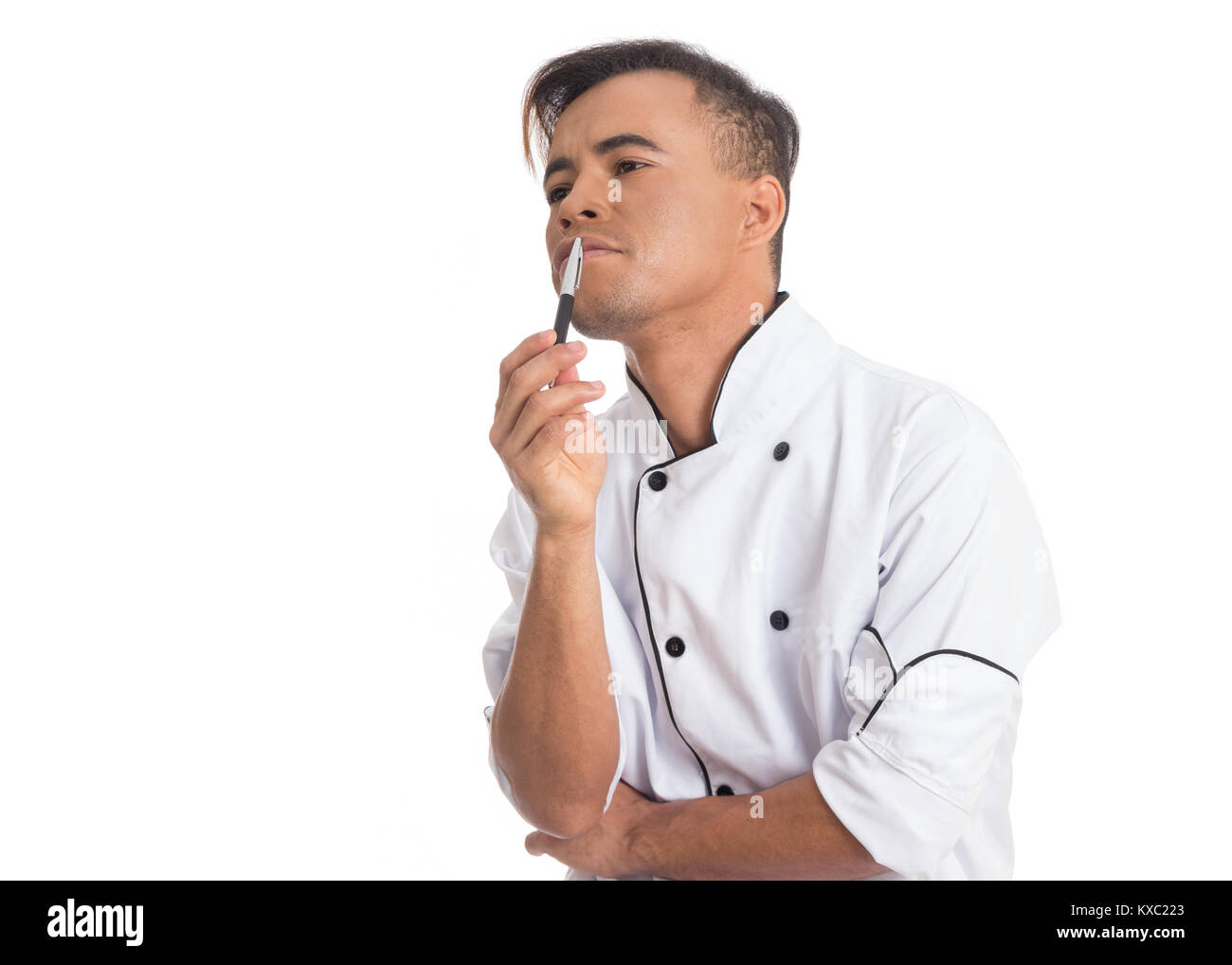 L uomo è il pensiero di qualcosa. Tenere una penna. Nero chef di cucina si  usura uniforme di lavoro. Isolato su sfondo bianco Foto stock - Alamy