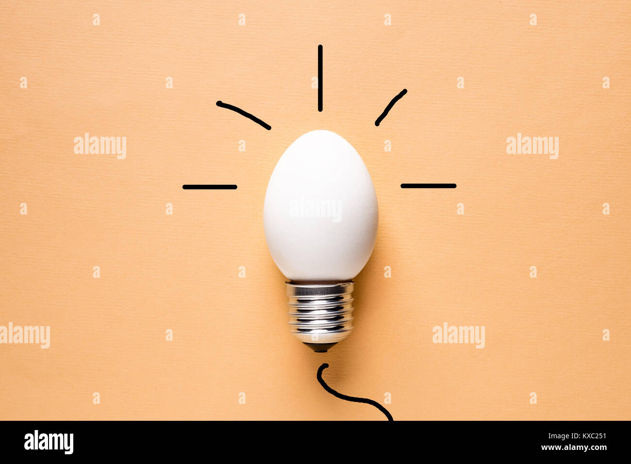 La lampadina della luce di guscio d'uovo sul concetto di base di risparmio di energia Foto Stock