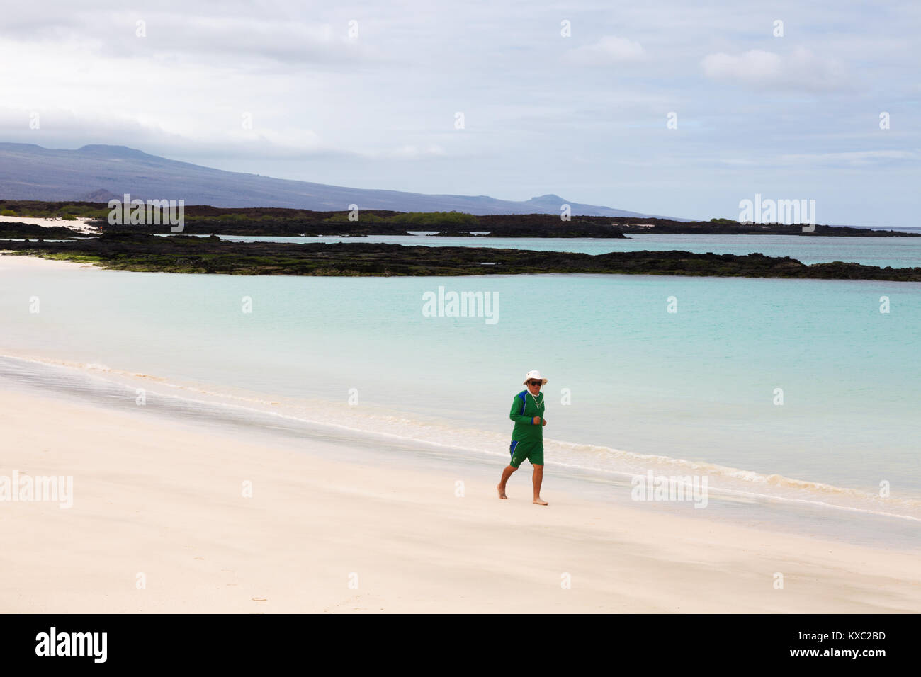 Le Galapagos - tourist jogging sulla spiaggia in vacanza, San Cristobal Island, Isole Galapagos Ecuador America del Sud Foto Stock