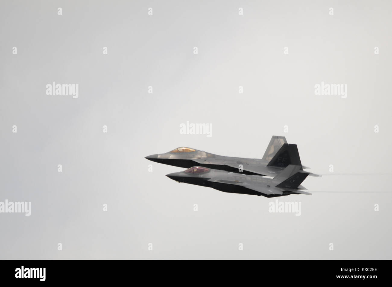 Un Lockheed Martin F35 Lightning fighter jet battenti accanto a un Lockheed Martin F22 Raptor multi-ruolo di caccia. Foto Stock