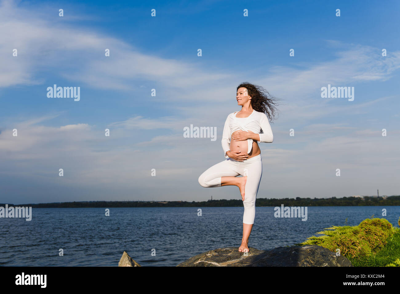 Lo Yoga la posizione dell'albero da pregnat donna. Foto Stock