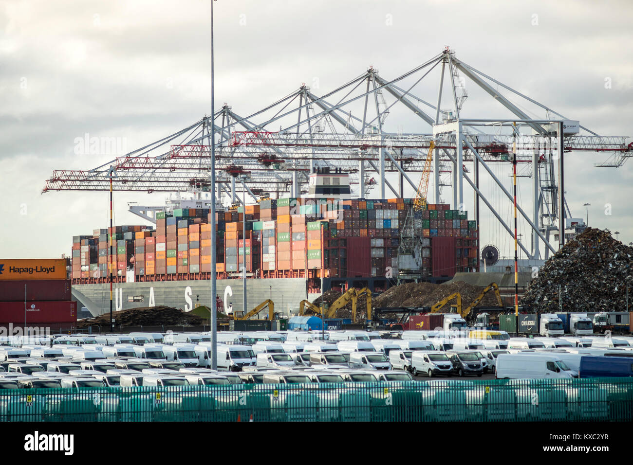 Contenitore/ nave da carico essendo caricato/ scaricate nel porto di Southampton dicembre 2017, Inghilterra, Regno Unito Foto Stock