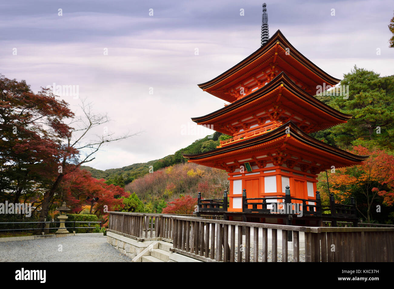 Koyasu pagoda a Koyasu Kannon, una dea del parto a Kiyomizu-dera tempio buddista in autunno. Higashiyama, Kyoto, Giappone 2017. Foto Stock