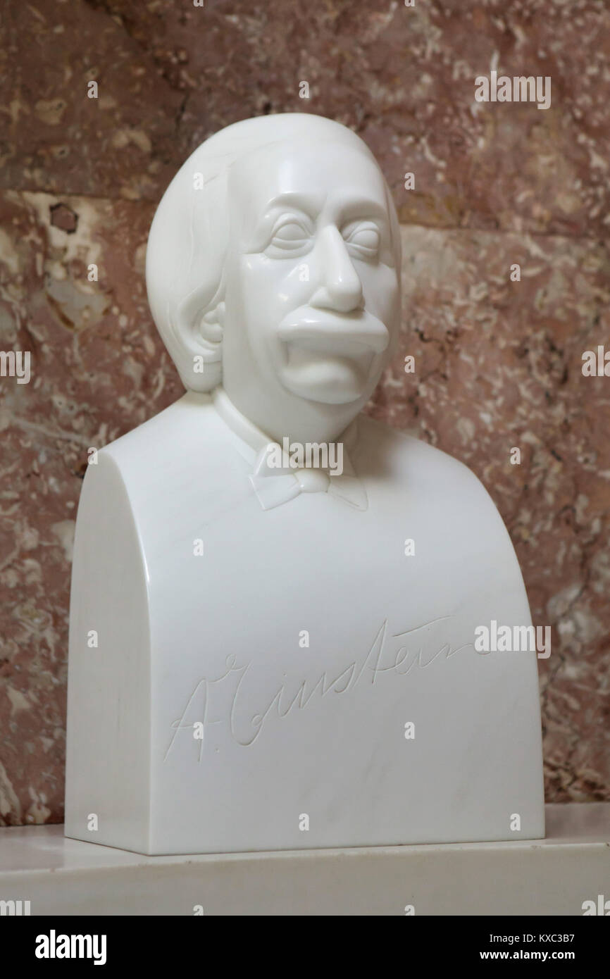 Tedesco-nato fisico Albert Einstein. Busto in marmo da scultore tedesco Wilhelm Uhlig (1990) sul display nella hall of fame nel Walhalla Memorial vicino a Regensburg in Baviera, Germania. Foto Stock