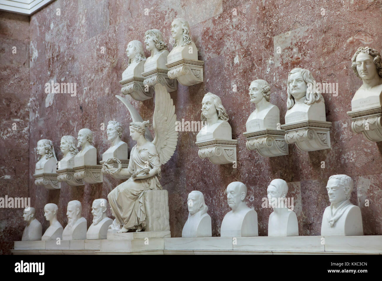 Busti di marmo di lodevoli e illustri persone nella storia tedesca sul display nella hall of fame nel Walhalla Memorial vicino a Regensburg in Baviera, Germania. Foto Stock