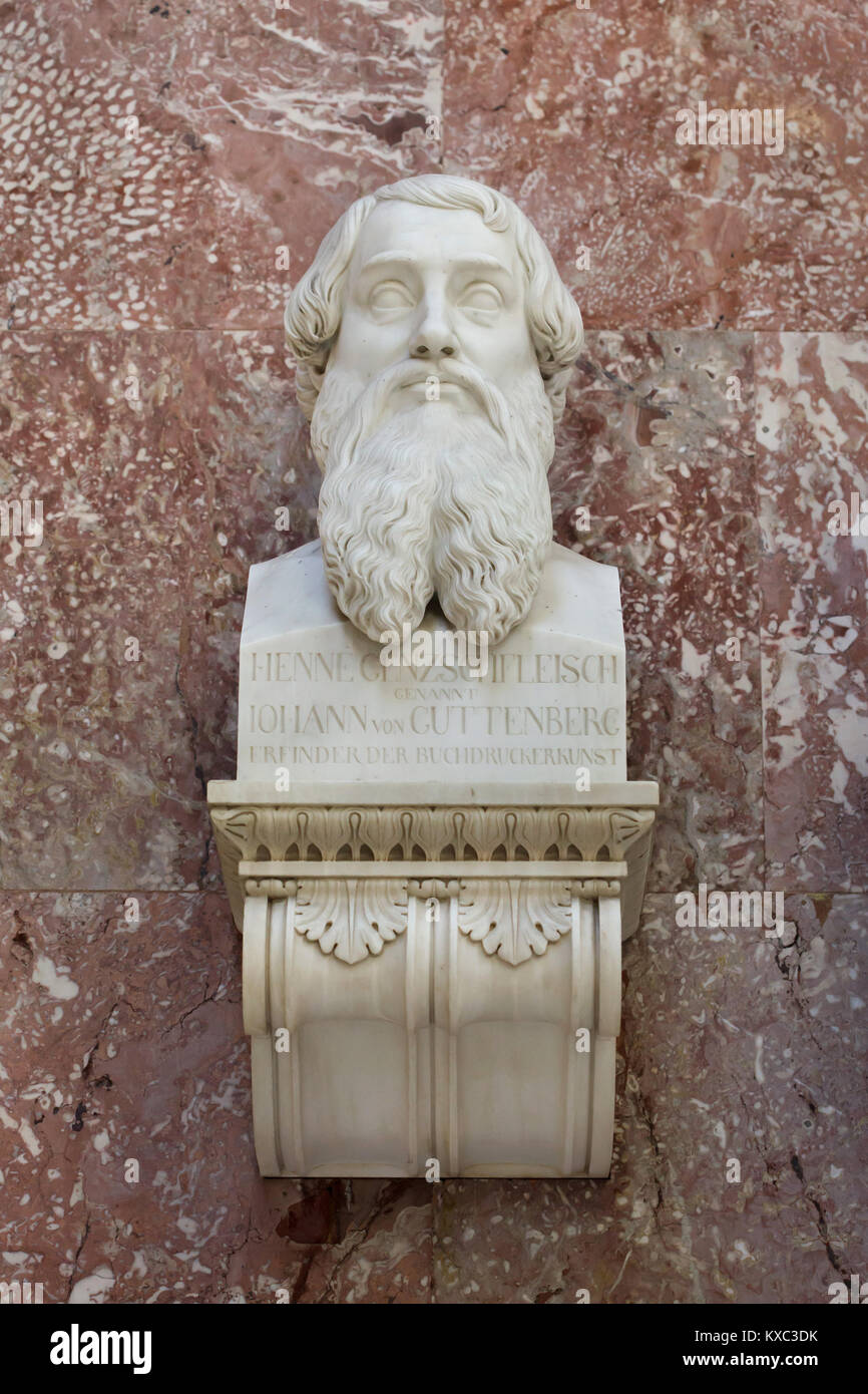 Stampante tedesco e publisher e Johannes Gutenberg. Busto in marmo da scultore tedesco Wilhelm Matthiä (1835) sul display nella hall of fame nel Walhalla Memorial vicino a Regensburg in Baviera, Germania. Foto Stock