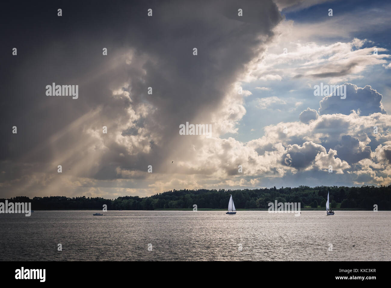 Il lago Niegocin visto dalla riva in città Gizycko Warmian-Masurian nel voivodato di Polonia Foto Stock