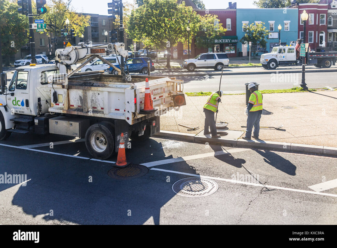 Washington DC, Stati Uniti d'America - 27 Ottobre 2017: costruzione i lavoratori che operano su H Street a nord-est nella città capitale, controllo tubi di alimentazione dell'acqua, fognature tombino Foto Stock