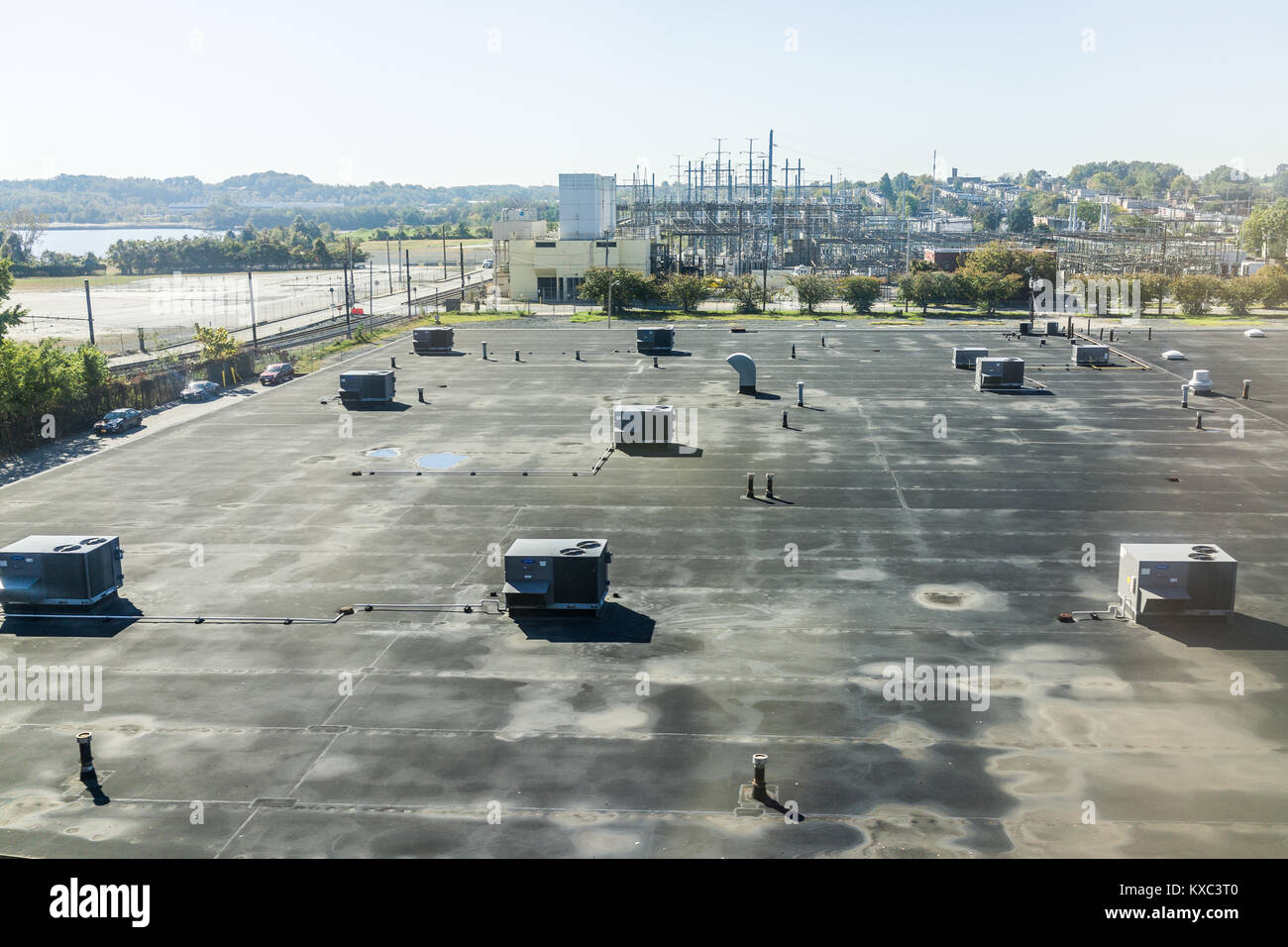 Baltimore, Stati Uniti d'America - 27 Ottobre 2017: fabbrica industriale con supporto unità AC sulla costruzione tetto Foto Stock