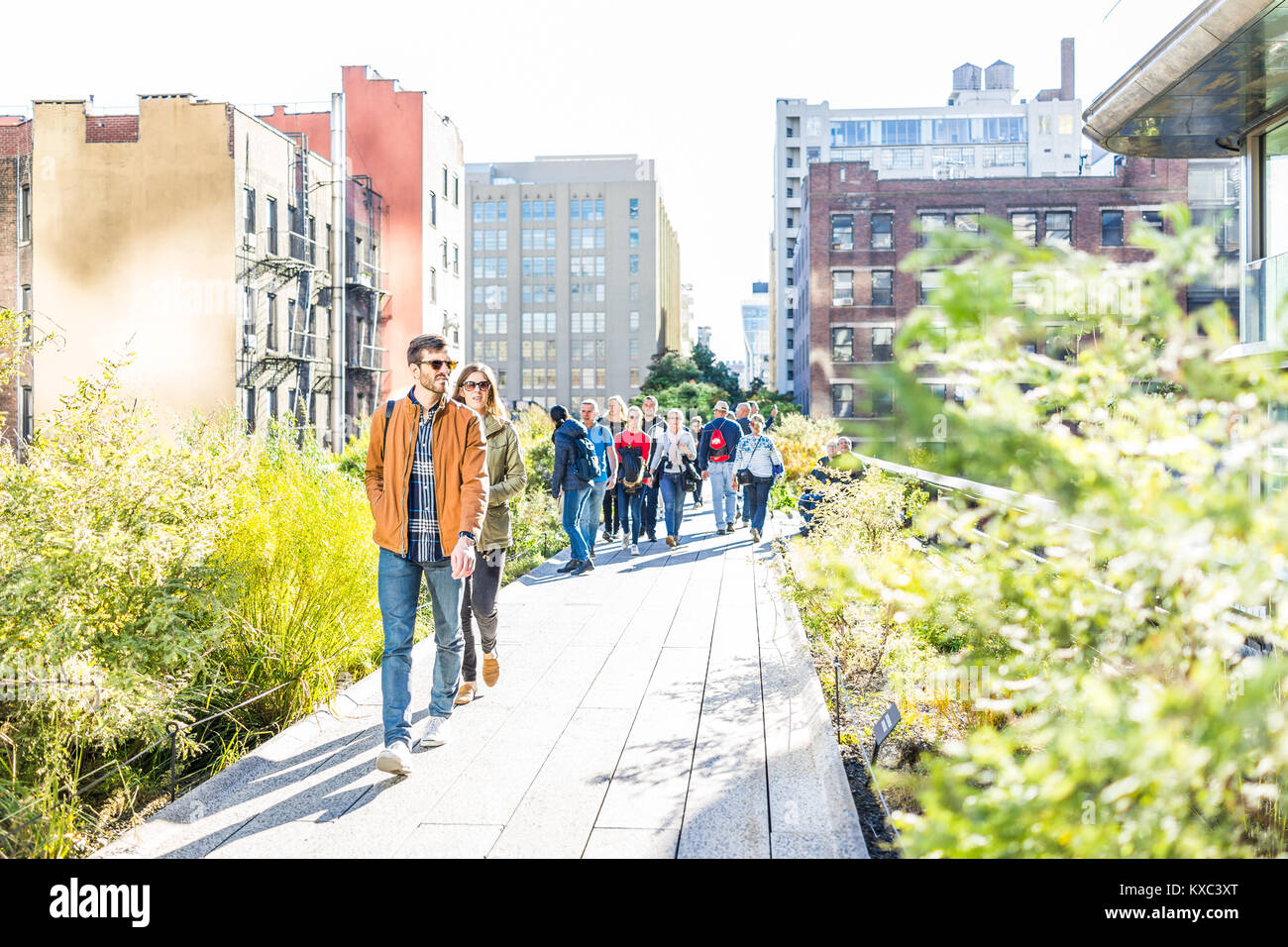 La città di New York, Stati Uniti d'America - 27 Ottobre 2017: Highline, alta linea boardwalk, a piedi, giardino urbano della città di New York New York con molti turisti a piedi in che Foto Stock