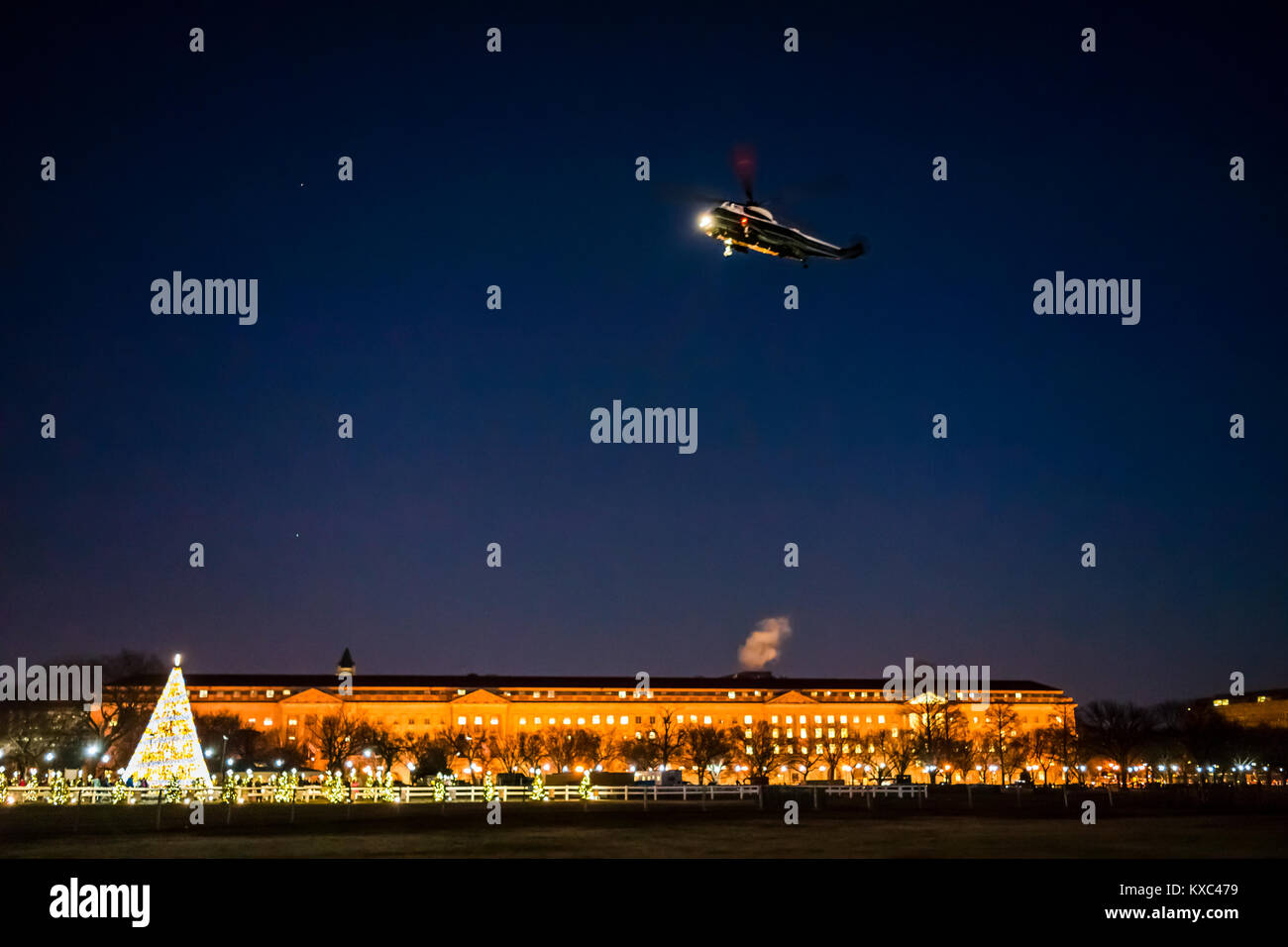 Washington DC, Stati Uniti d'America - 28 dicembre 2017: Presidente Trump's Marine un elicottero volando sbarco da National albero di Natale memorial in cielo a Foto Stock