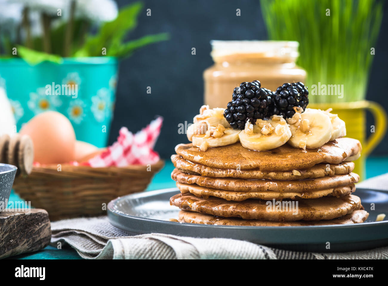 Brunch a molla, pancake con frutta fresca Foto Stock