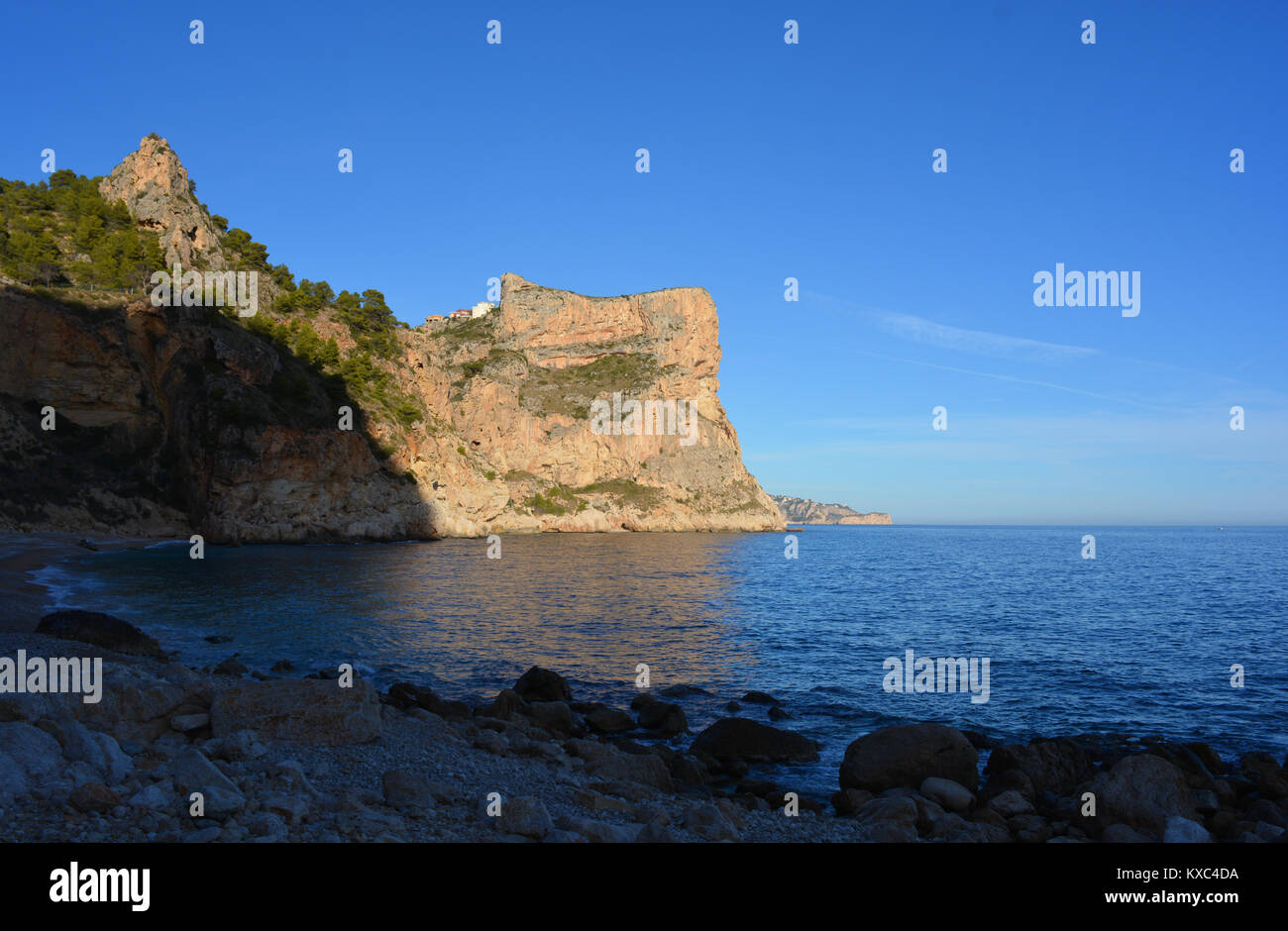 Di sera presto vista la capezzagna a Cala Moraig spiaggia bagnata in presenza di luce solare. Benitachell, Provincia di Alicante, Spagna Foto Stock