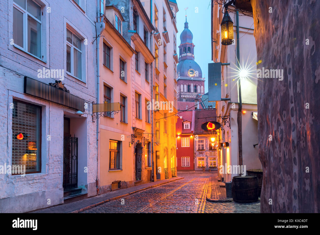Notte Street nella città vecchia di Riga, Lettonia Foto Stock
