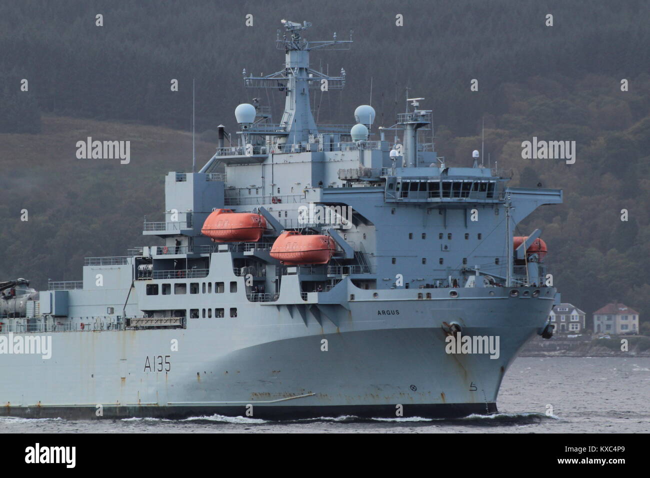 RFA Argus (A135), una primaria Casualty nave ricevente azionato dalla Flotta Reale ausiliario, arrivando sul fiume Clyde per esercitare congiuntamente il guerriero 17-2. Foto Stock