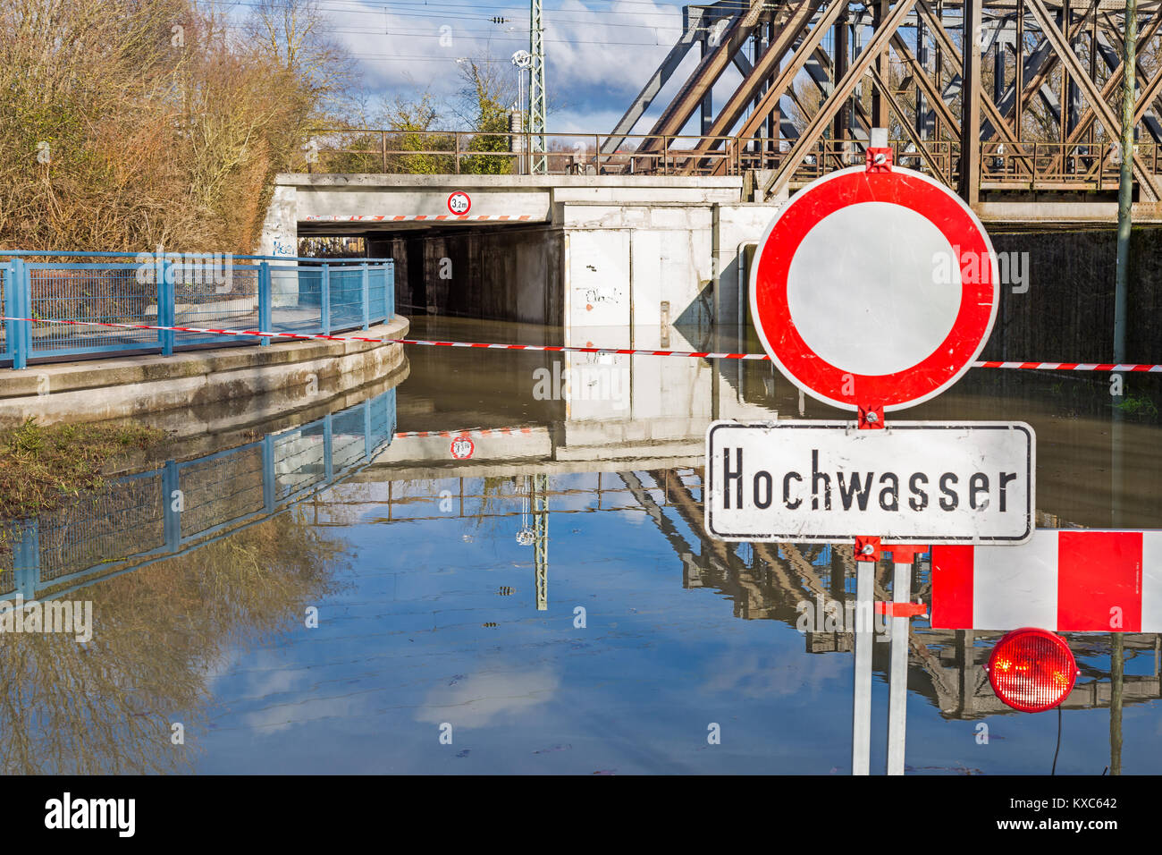 Alta flood, Strada chiusa in Germania Foto Stock