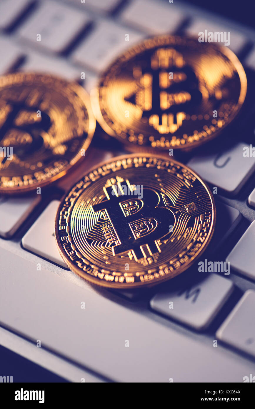 Bitcoins sulla tastiera del computer, virtual BTC cryptocurrency concept Foto Stock