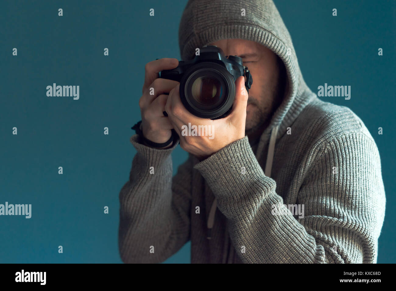 Fotografo azienda full frame DSLR sensore della fotocamera e scattare foto Foto Stock