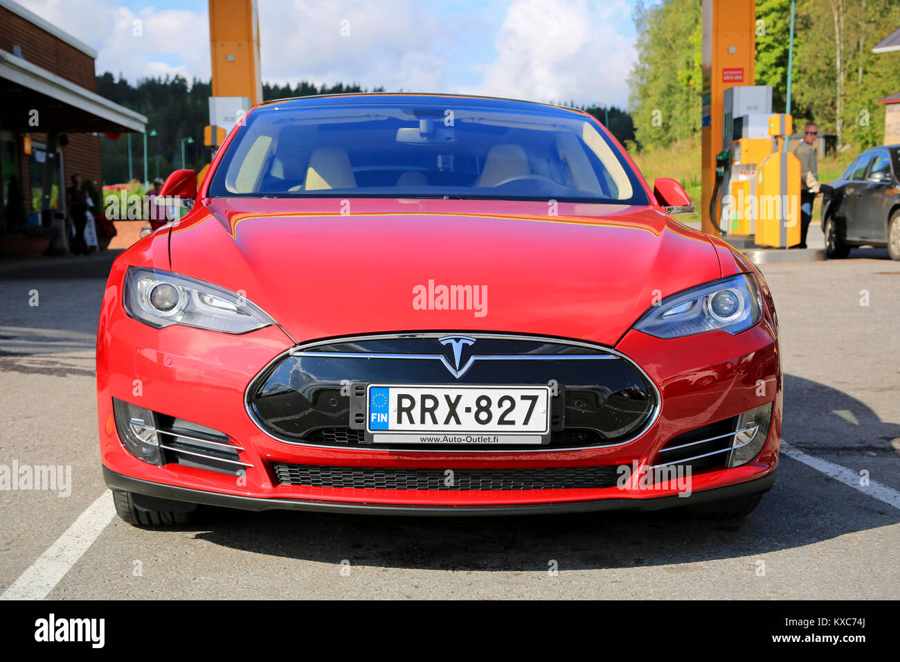 SALO, Finlandia - 6 Settembre 2014: Tesla Model S elettrico auto parcheggiata. In 2013, Tesla consegnati 22,477 dei veicoli ai clienti in tutto il mondo. Foto Stock
