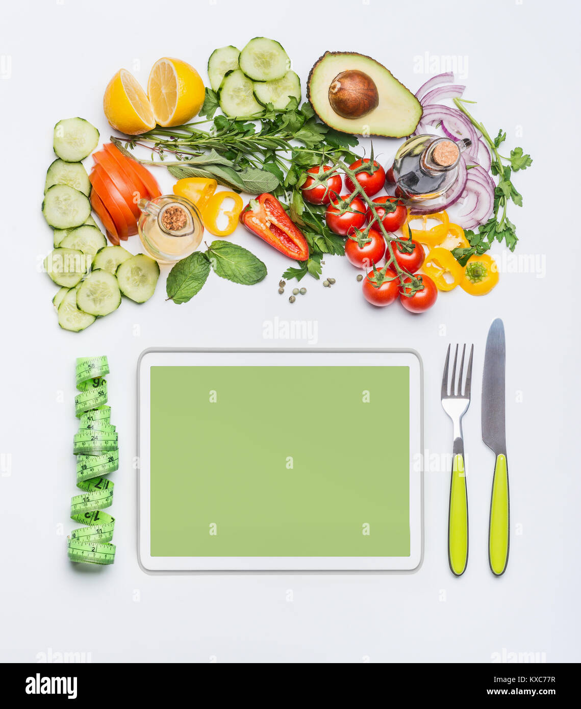 Uno stile di vita sano e moderno concetto di dieta. Varie insalate fresche verdure con posate e misurando il nastro attorno al tablet PC . Copia spazio per shoppi Foto Stock