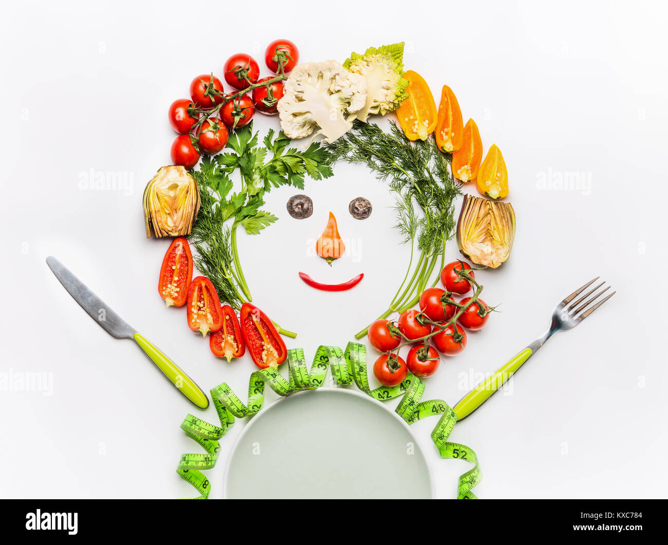 Uno stile di vita sano e dieta concetto. Gentile uomo fatto di insalata di verdure , la piastra, posate e nastro di misurazione sulla scrivania bianca di sfondo, vista dall'alto. C Foto Stock