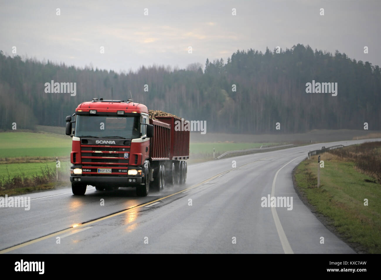 SALO, Finlandia - 9 Novembre 2014: Scania 164G camion con rimorchio traina un carico completo di barbabietole da zucchero. Oggi solo uno finlandese di barbabietole da zucchero di fabbrica, situato a Sa Foto Stock