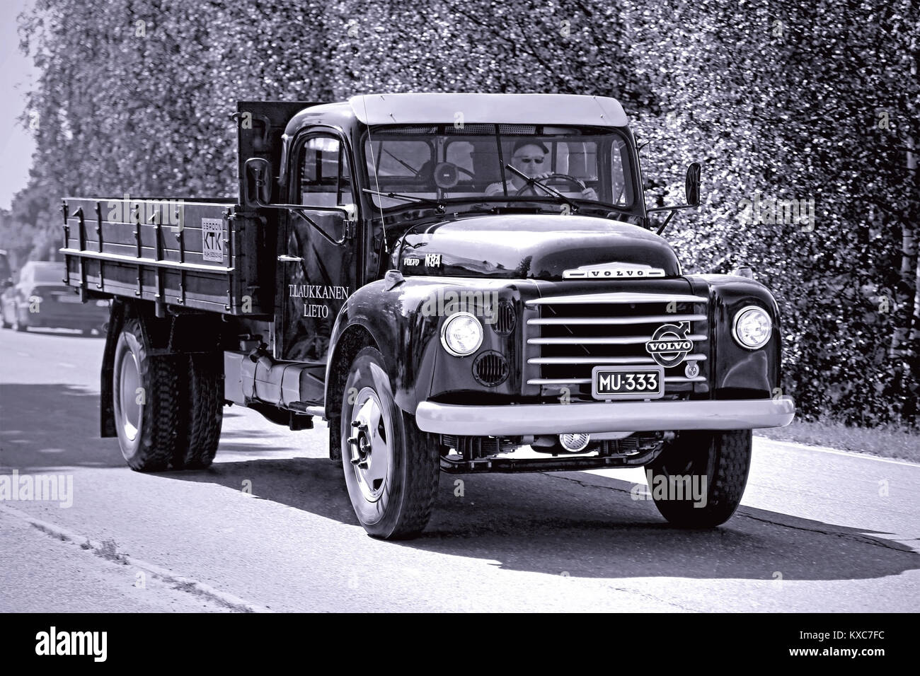 KOSKI TL, Finlandia - 26 luglio 2014: Classic Volvo N84 Carrello anno 1966 sulla strada, foto convertita in bianco e nero. Foto Stock