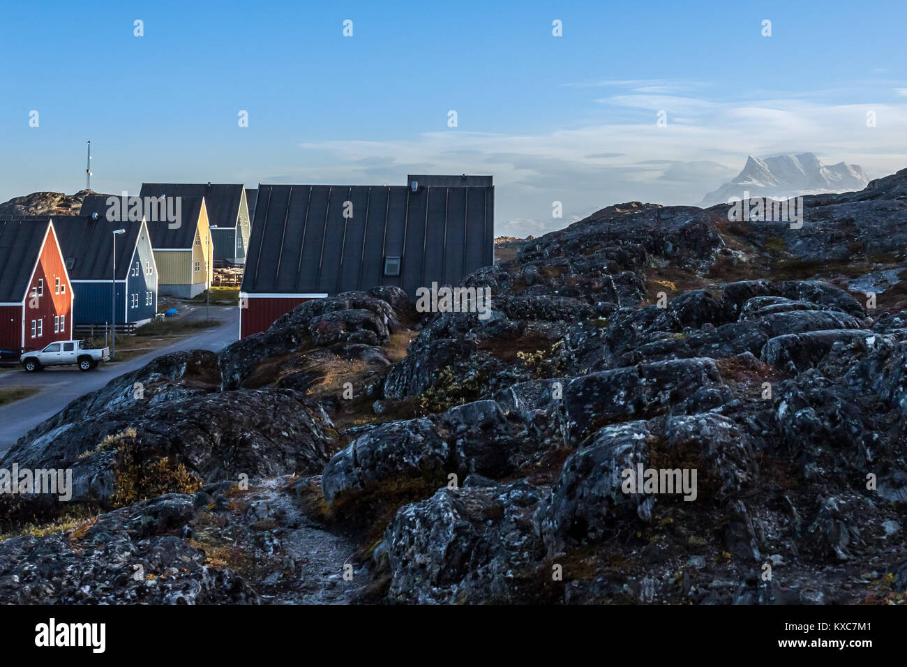 Case Inuit lungo la strada nascosta in pietre con Sermitsiaq mountain in background, Nuuk, Groenlandia Foto Stock