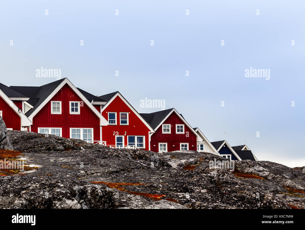 Soggiorno case Inuit in piedi in fila tra le rocce di Nuuk, Groenlandia Foto Stock