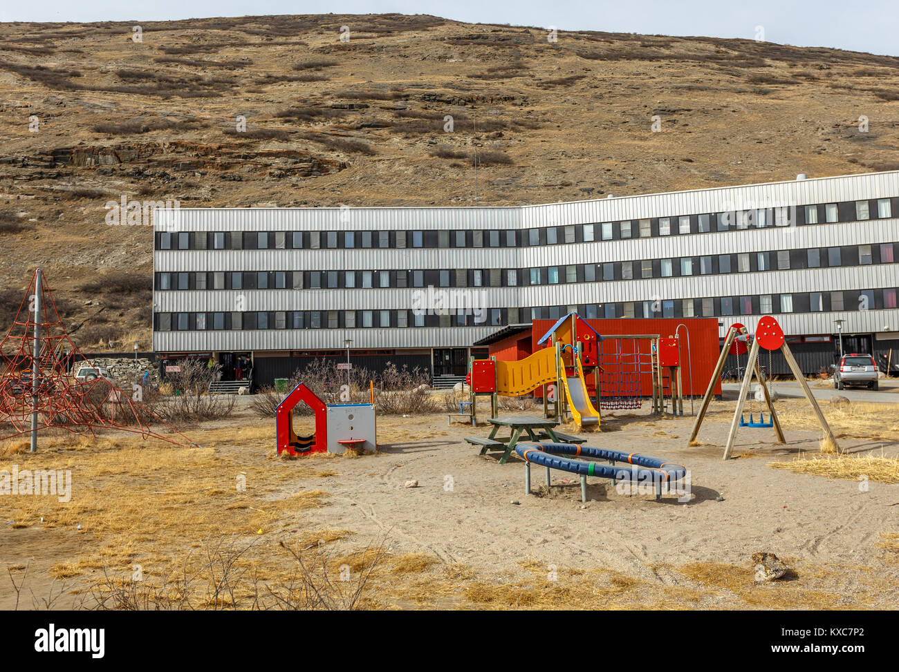 La vita moderna casa con parco giochi per bambini nella tundra, Kangerlussuaq in Groenlandia Foto Stock