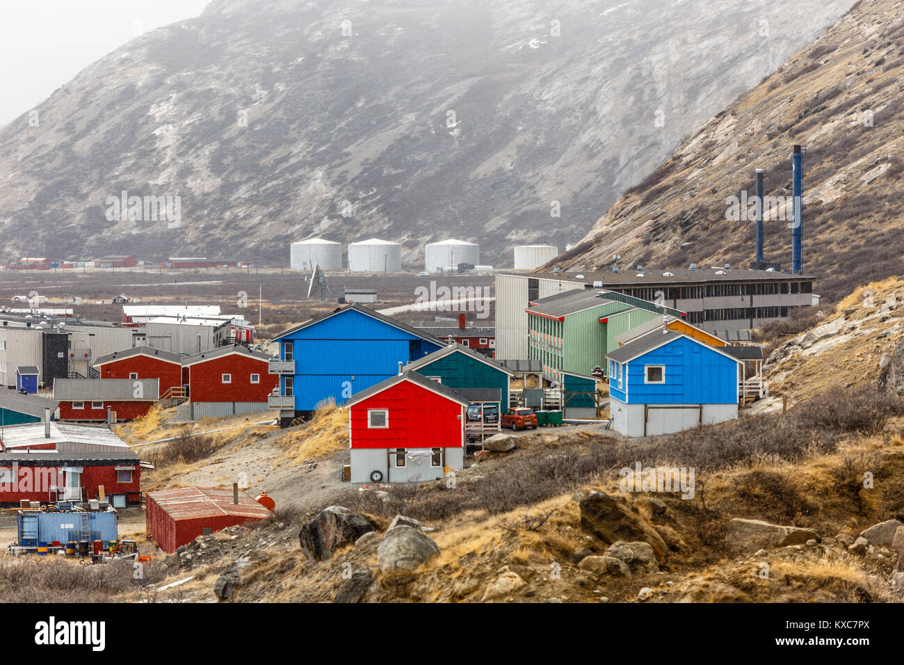 Kangerlussuaq insediamento con strade e case di soggiorno nella valle tra le montagne, Groenlandia Foto Stock