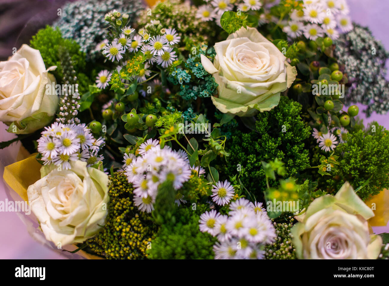 Bouquet di rose bianche e altri fiori vicino. Foto Stock