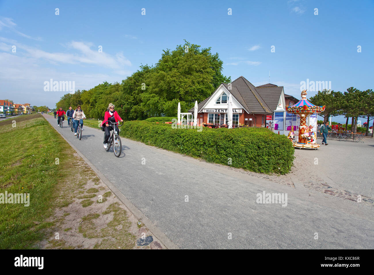 I ciclisti su una diga, bike trail a Zingst, Fishland, Meclemburgo-Pomerania, Mar Baltico, Germania, Europa Foto Stock