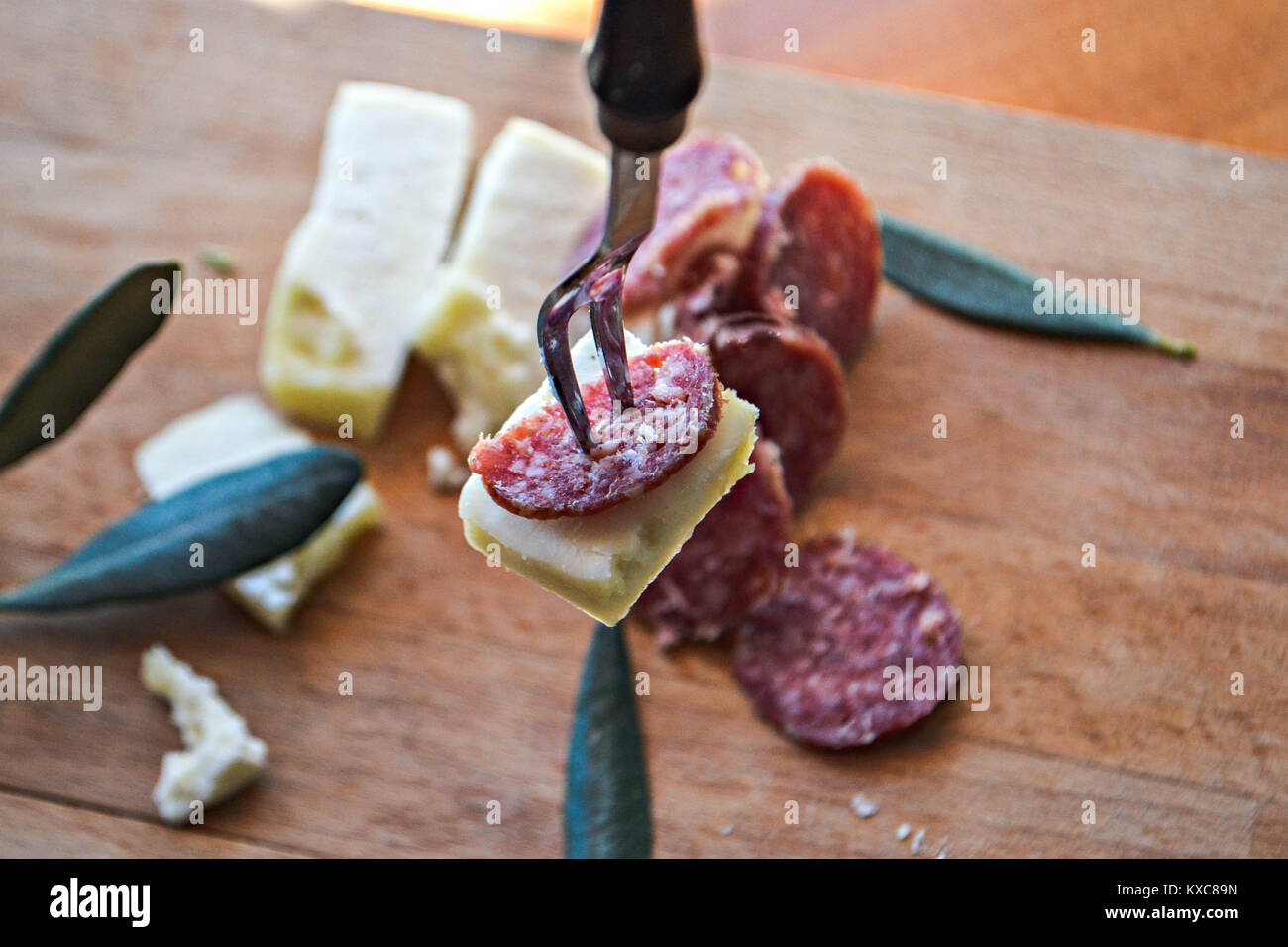 Fette di carne italiana-salami- servito con il formaggio e le olive a tavola di legno.tradizionali antipasti gli antipasti. Vista dall'alto. Foto Stock