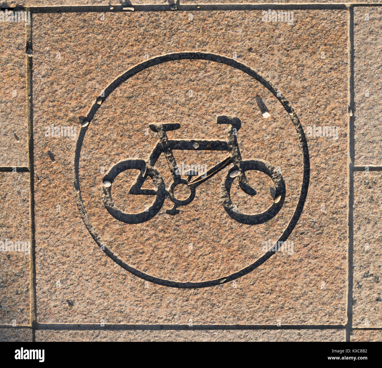 Una lastra di pavimentazione contrassegnati con un percorso ciclabile simbolo. Foto Stock