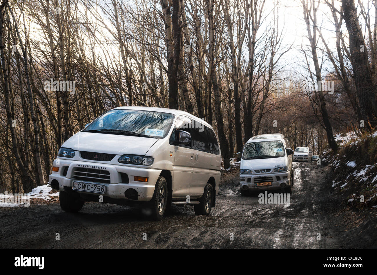 Stepantsminda, Gergeti, Georgia - 22 Ottobre 2016: Off road trip da Mitsubishi Delica Space Gear su strada sporca in montagne invernali. Foto Stock