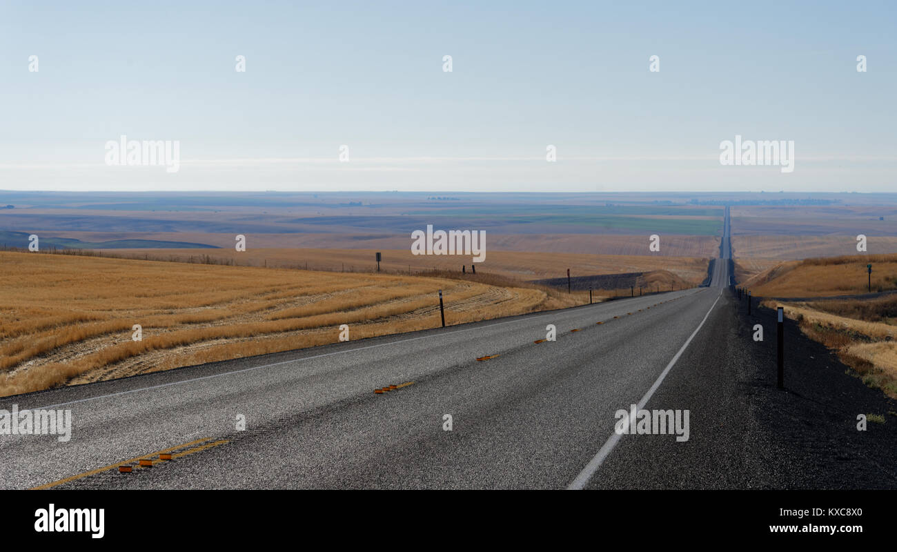 La US Route 2 vicino a Wilbur, Washington che mostra i terreni agricoli in autunno Foto Stock