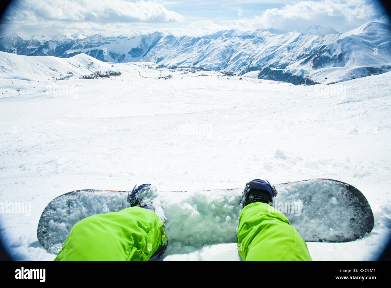 Inverno Sport concetto con avventura ragazzo sulla cima della montagna pronto a correre verso il basso Foto Stock