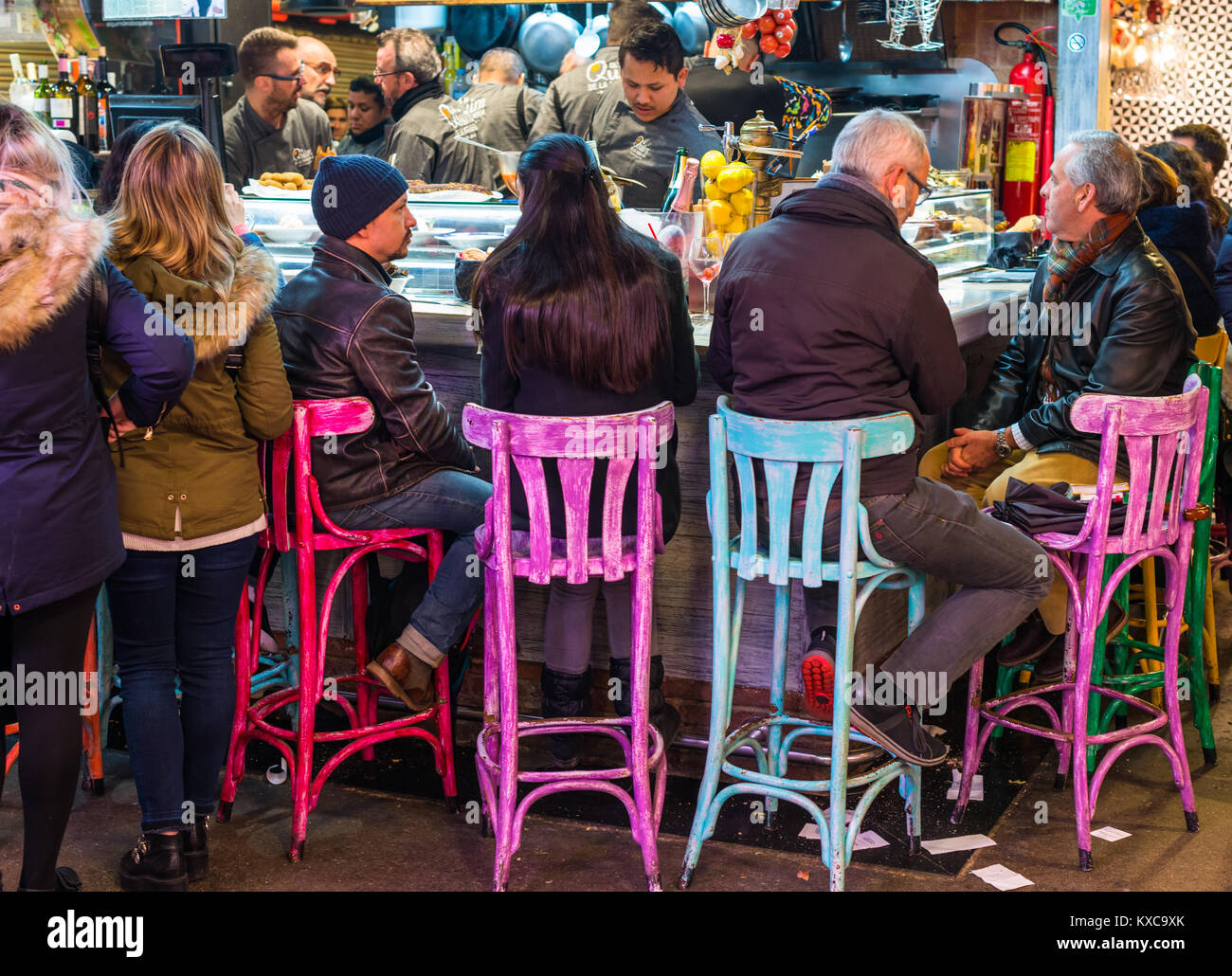 Cafe con colorate sedie al mercato La Boqueria, La Rambla, Barcelona, Catalogna, Spagna. Foto Stock