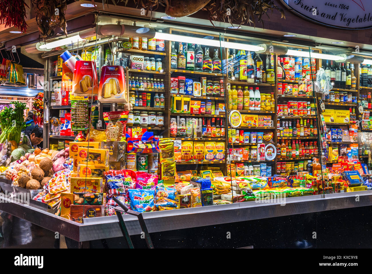 Il vecchio stile Grocers store presso il mercato della Boqueria, La Rambla, Barcelona, Catalogna, Spagna. Foto Stock