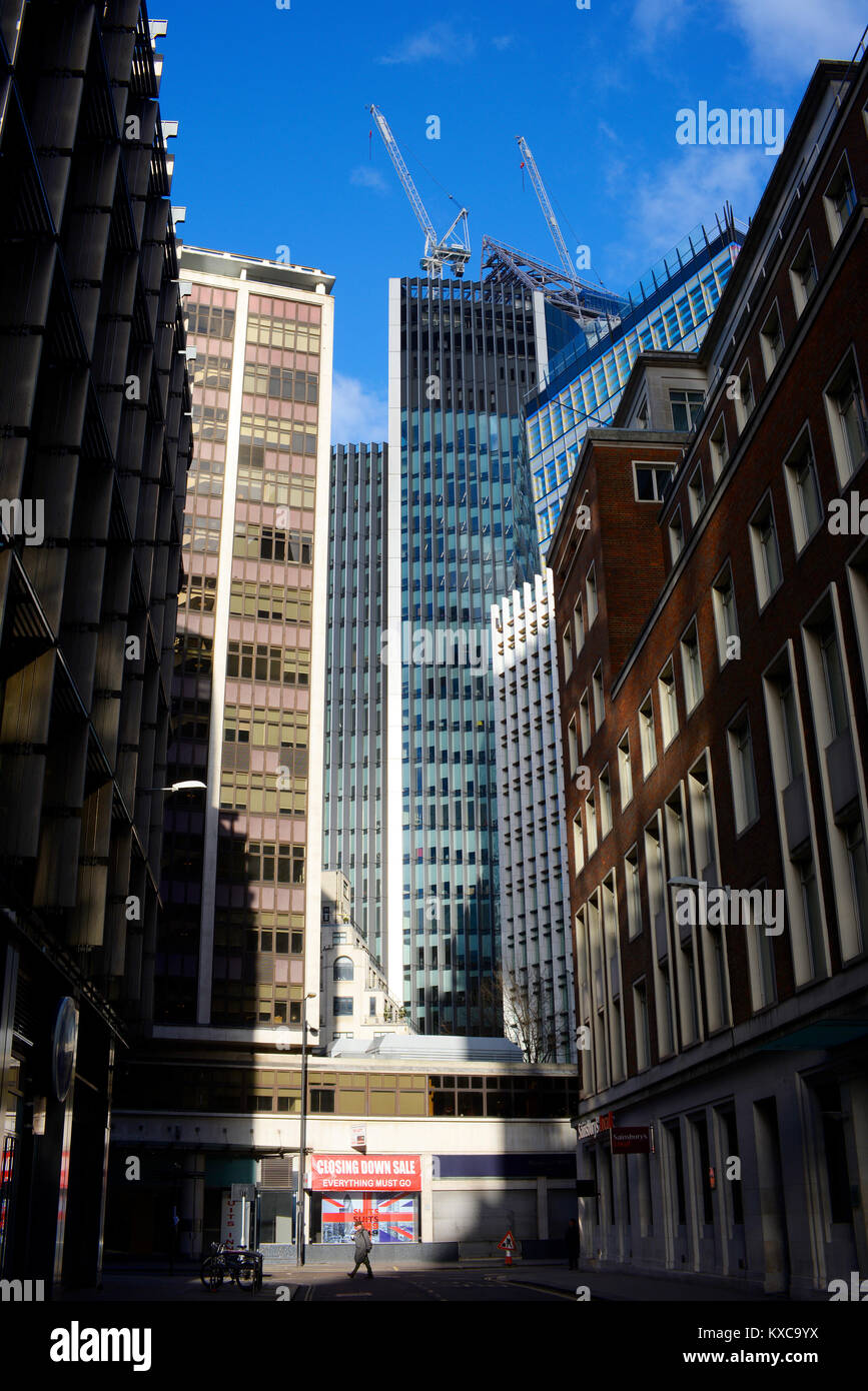 La Gran Bretagna per la vendita. Londra. Chiusura vendita tutto deve andare vestiti Inn, Fenchurch Street con le Willis la costruzione del quartiere finanziario oltre Foto Stock