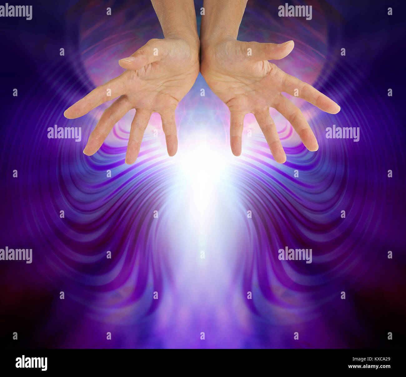 Quantum di energia di guarigione - mani tese bella di rilevamento quantico di energia di guarigione con copia spazio sottostante Foto Stock