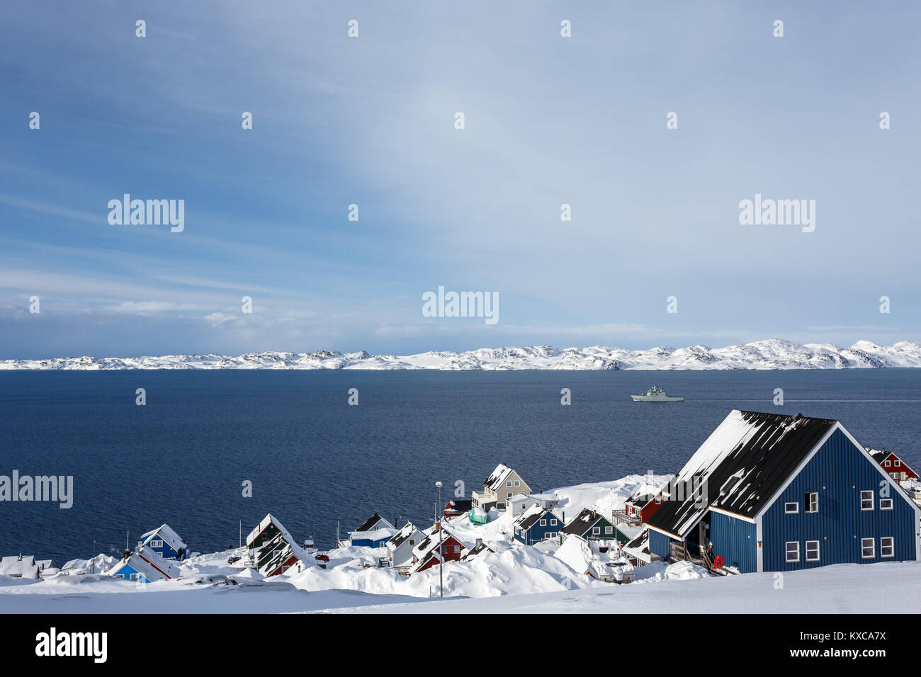 Coperte di neve case inuit al fiordo con nave di drifting, Nuuk, Groenlandia Foto Stock