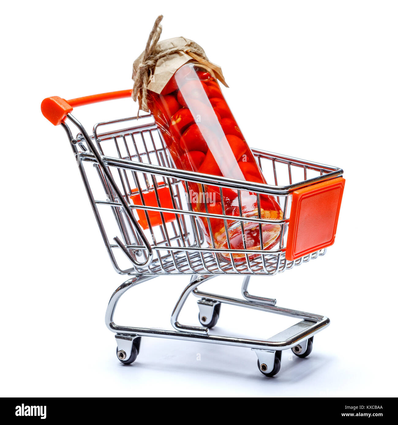 Il vasetto di vetro di conserve di peperoni rossi nel carrello Foto Stock